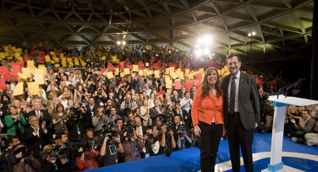 Mariano Rajoy con Alicia Sánchez-Camacho en el acto de central de campaña en Barcelona