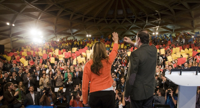 Mariano Rajoy con Alicia Sánchez-Camacho en el acto de central de campaña en Barcelona