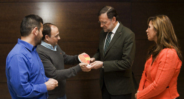 Mariano Rajoy recibe el corazón del Movimiento Cívico de España y Catalanes 