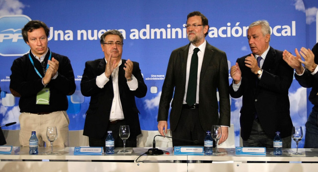 Mariano Rajoy con los vicesecretarios y el alcalde de Sevilla en la clausura de la 20 Unión Interparlamentaria Popular