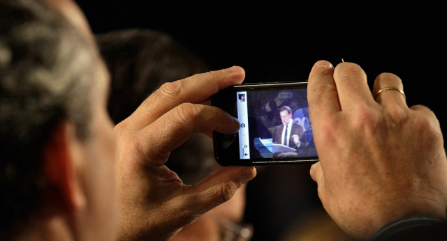 Un asistente fotografía a Mariano Rajoy en la clausura de la 20 Unión Interparlamentaria Popular