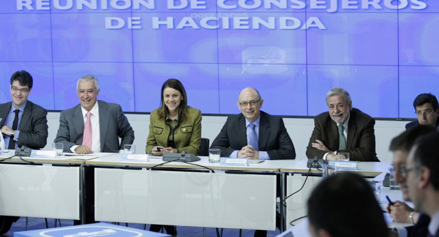 María Dolores de Cospedal y Cristóbal Montoro se reúnen con los consejeros de Hacienda del PP