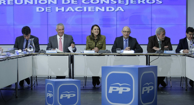 María Dolores de Cospedal y Cristóbal Montoro se reúnen con los consejeros de Hacienda del PP