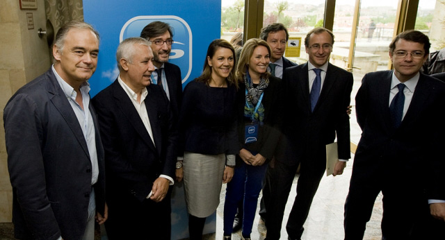 Esteban González Pons, Javier Arenas, Iñaki Oyarzabal, María Dolores de Cospedal, Arantza Quiroga, Carlos Floriano, Alfonso Aonso y Alfonso Mañueco a su llegada