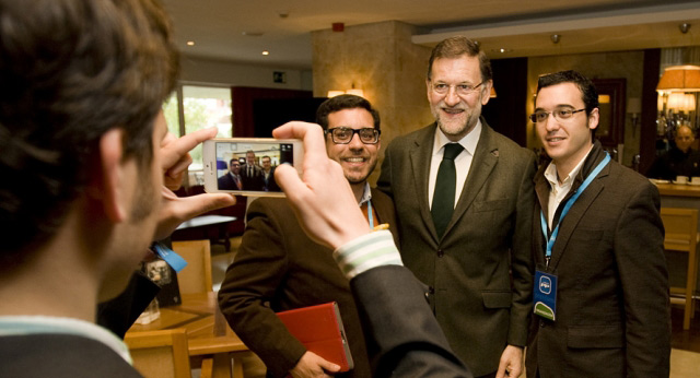 Mariano Rajoy con varios asistentes al acto