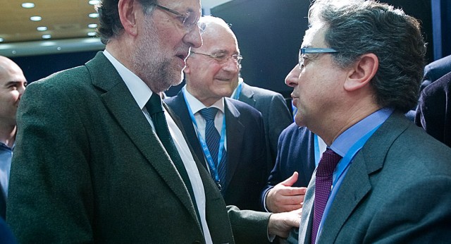 Mariano Rajoy saluda a Enric Millo en la clausura de la 20 interparlamentaria Popular
