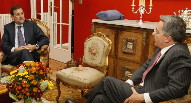 Mariano Rajoy charla con Álvaro Uribe