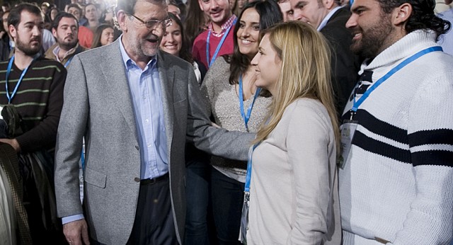 Mariano con varios jóvenes 