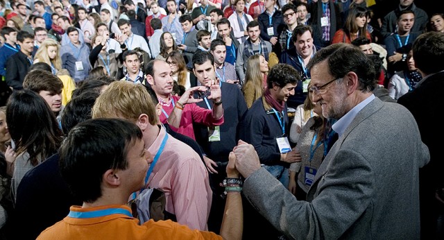 Mariano Rajoy con varios jóvenes