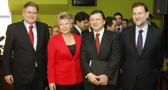 Mariano Rajoy junto al secretario general del PPE, Antonio López Isturiz; la comisaria europea de Educación, Viviane Reding, y el presidente de la Comisión Europeea, Durao Barroso