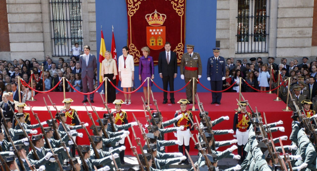 Mariano Rajoy y Esperanza Aguirre presiden el desfile de la celebración del Dos de Mayo