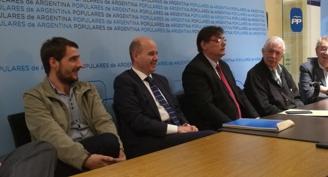 Ramón Moreno Bustos preside una reunión del PP de España en Argentina