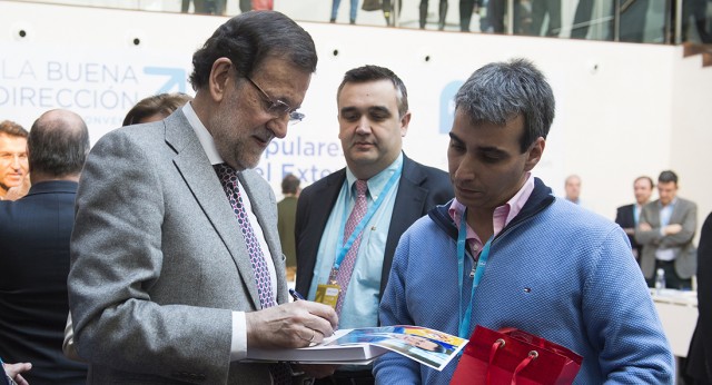 Rajoy con un militante en la Convención Nacional del PP
