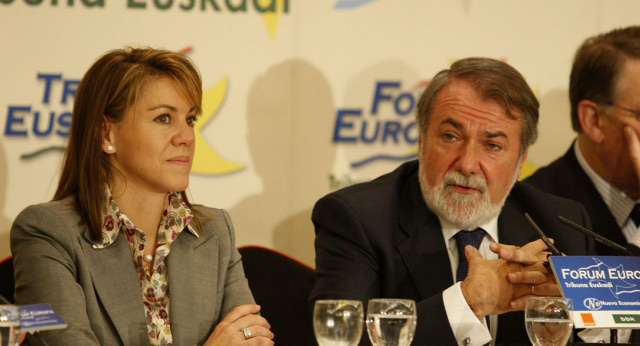 Jaime Mayor Oreja y María Dolores de Cospedal en el Forum Europa