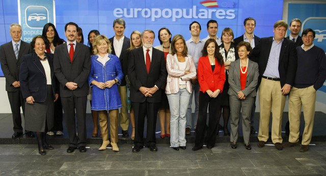 Jaime Mayor Oreja con la coordinadora de la campaña electoral, Ana Mato