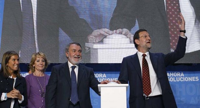 Mariano Rajoy, Jaime Mayor Oreja, Ana Mato y Esperanza Aguirre en la pegada de carteles de las elecciones europeas 09