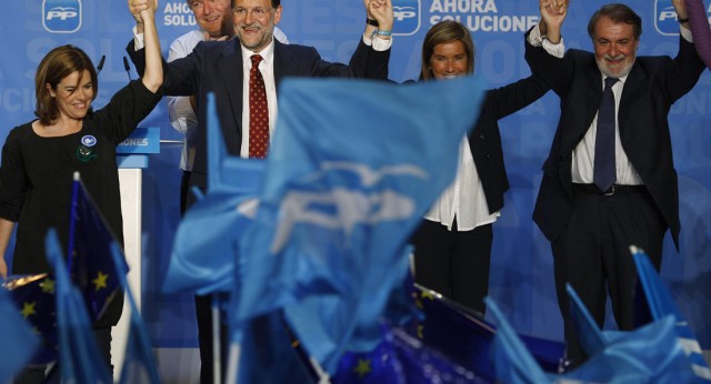Mariano Rajoy, Jaime Mayor Oreja, Ana Mato y Soraya Sáenz de Santamaría en la pegada de carteles de las elecciones europeas 09