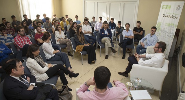 Javier Maroto se reúne con los alumnos del Colegio Mayor Nuestra Señora de Guadalupe