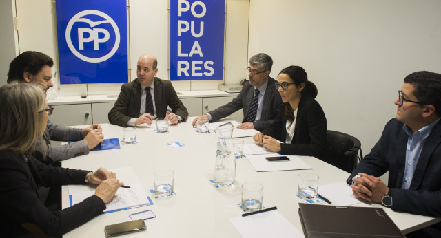 El secretario ejecutivo del PP en el Exterior, Ramón Moreno, mantiene una reunión en la sede nacional del PP