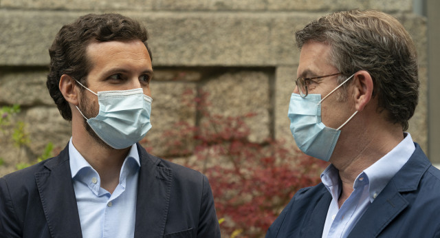 El presidente del Partido Popular, Pablo Casado, y Alberto Núñez Feijóo en la presentación de los candidatos al Parlamento de Galicia