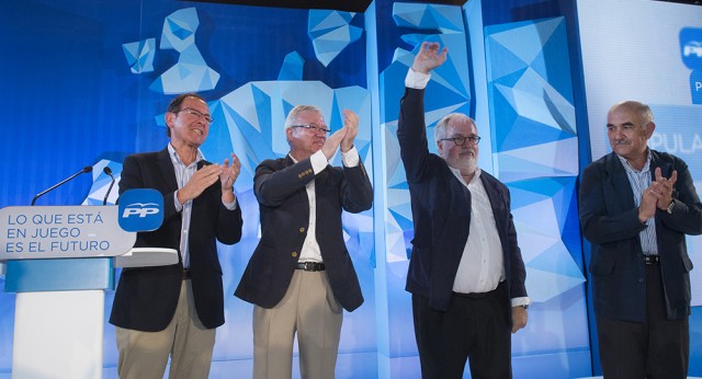 Miguel Arias Cañete junto a Ramón Luis Valcárcel en un acto en Murcia