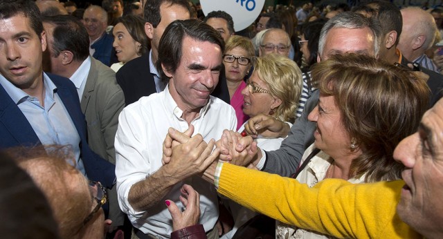 José María Aznar saluda a los asistentes al acto en Logroño