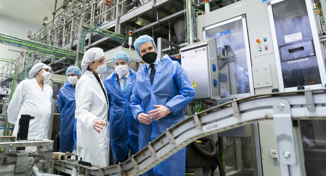 Pablo Casado y Alfonso Fernández mañueco en su visita a la fábrica de café PROSOL, en Venta de Baños (Palencia)