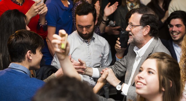 Mariano Rajoy saluda a algunos jóvenes a su llegada al acto