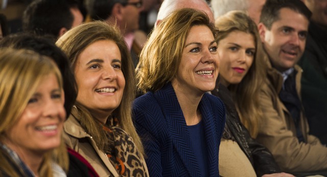 Fátima Báñez y María Dolores de Cospedal en el acto de Córdoba