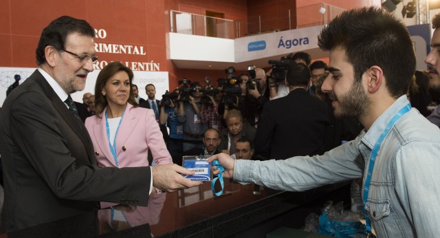  Rajoy y Cospedal acreditándose en la Convención Nacional de Partido Popular