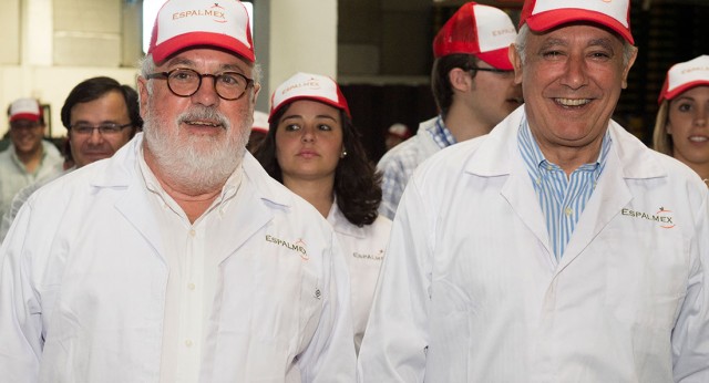 Miguel Arias Cañete y Javier Arenas durante su visita a la fábrica de naranjas en Lora del Río