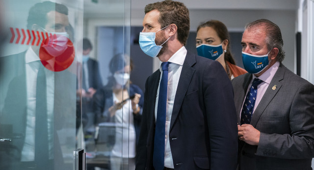 Pablo Casado junto a la presidenta de la AVT, Maite Araluce