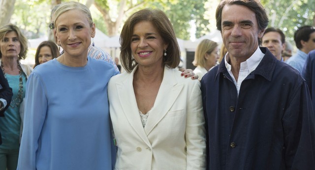 La candidata Cifuentes junto a la actual alcaldesa de Madrid, Ana Botella y José María Aznar