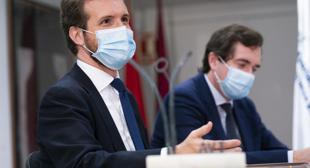 Pablo Casado con la presidenta de la AVT, Maite Araluce