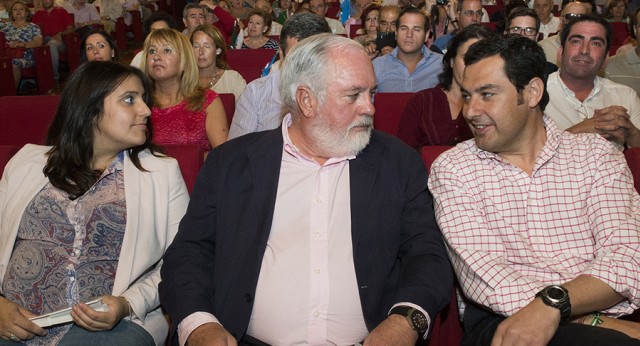 Miguel Arias Cañete con Juanma Moreno y Beatriz Jurado