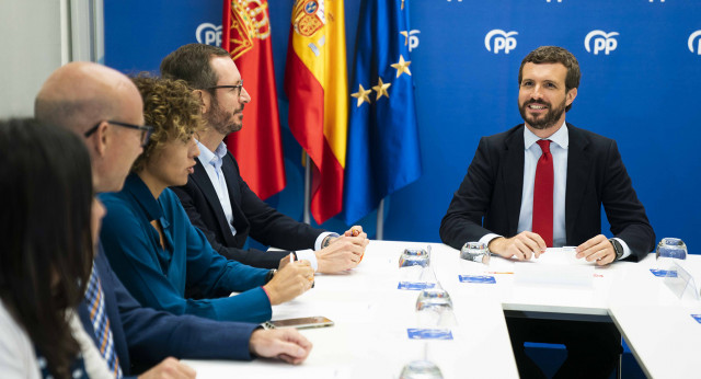 Pablo Casado interviene antes los medios en su visita al Ayuntamiento de Pamplona.