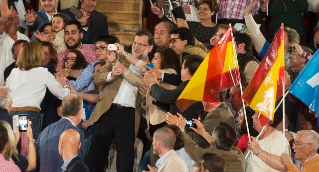 Mariano Rajoy se hace un selfie con los asistentes al acto en Toledo