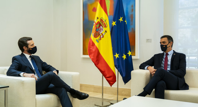 Fotos encuentro entre Pedro Sanchez y Pablo Casado en Moncloa