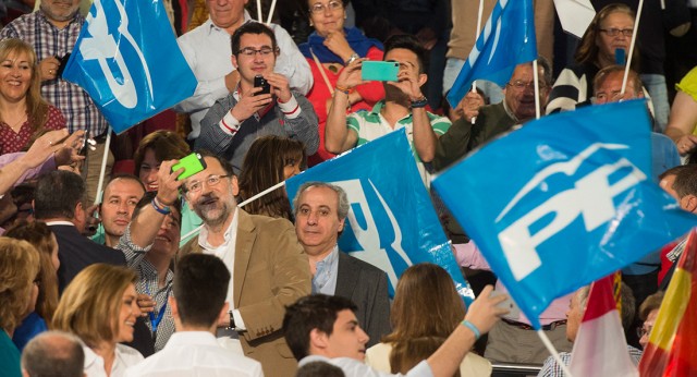 Mariano Rajoy se hace un selfie con los asistentes al acto en Toledo