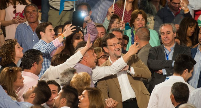 Mariano Rajoy se hace un selfie con los asistentes al acto en Toledo