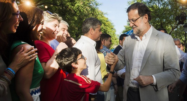 El Presidente del Gobierno y del PP saluda a uno de los asistentes al acto