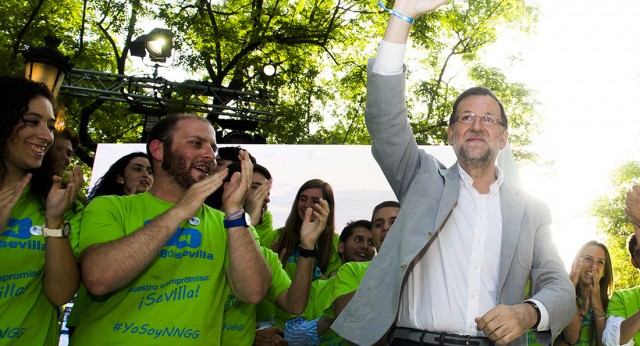 Mariano Rajoy junto a jóvenes de NNGG en Sevilla