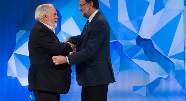 Mariano Rajoy y Arias Cañete en la clausura del mitin de Barcelona