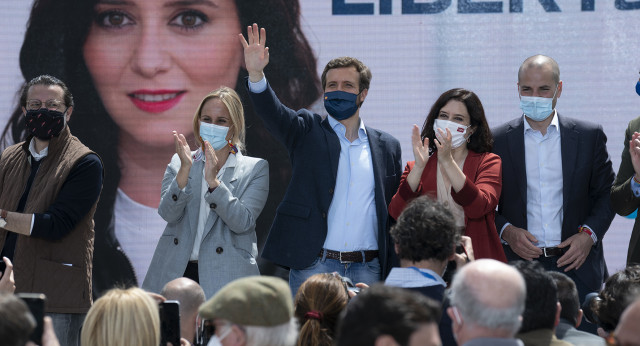 Pablo Casado e Isabel Díaz Ayuso en el acto de de campaña en Majadahonda junto a Ana Camíns, Javier Fernández-Lasquetty y Jose Luis Álvarez Ustarroz