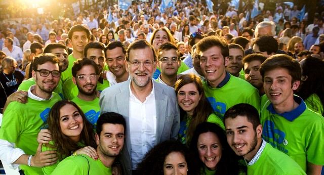 Mariano Rajoy junto a varios de los asistentes al mitin