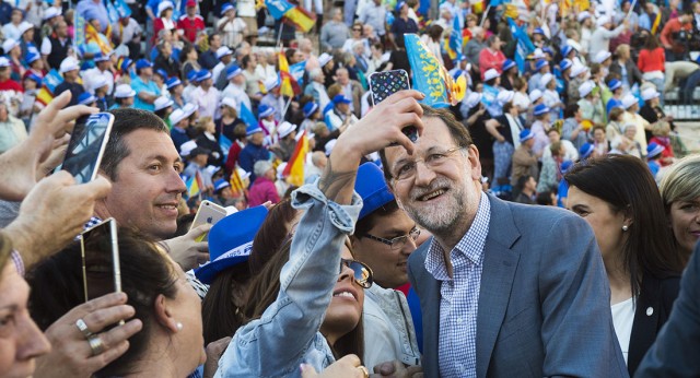 Mariano Rajoy da la vuelta al ruedo saludando a los asistentes en Valencia