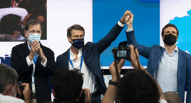 Pablo Casado y Alberto Núñez Feijóo, junto a Mariano Rajoy, en el 17 Congreso del PP de Galicia