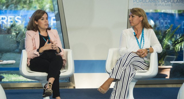 Soraya Sáenz de Santamaría y Susana Camarero en la Escuela de Verano del PP