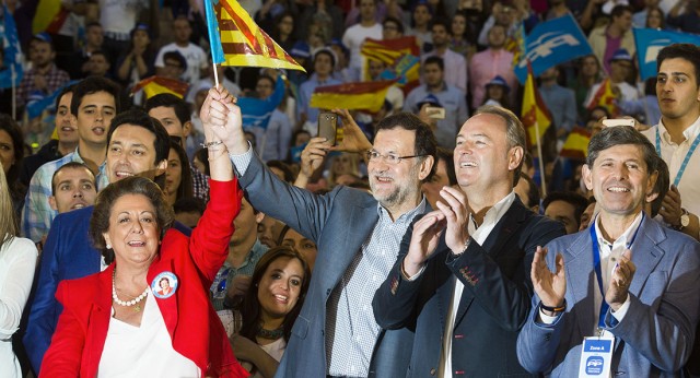 Mariano Rajoy con Alberto Fabra y Rita Barberá en el mitin de Valencia