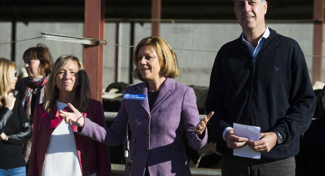 Mª Dolores Cospedal y Xavier García Albiol en la visita a una vaquería en Vallfogona de Balaguer (Lleida)